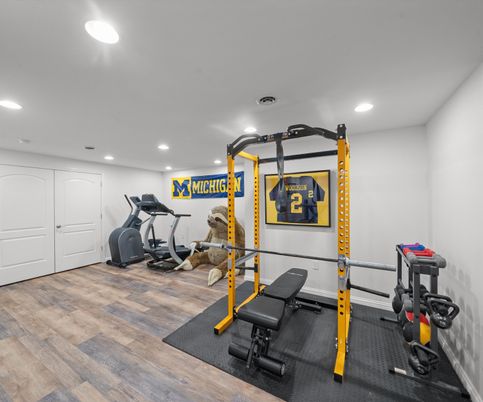 Fitness Equipment, Interior, Recessed Lighting, Wood Texture Flooring