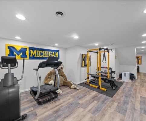 Fitness Equipment, Interior, Recessed Lighting, Wood Texture Flooring