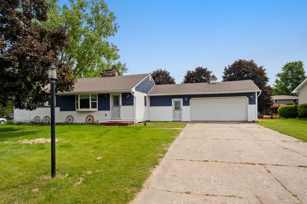 Attached, Exterior, Facade, Ranch