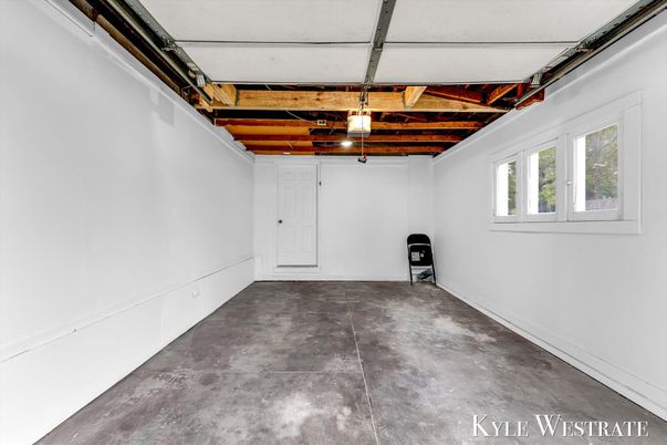 Garage, Interior, Wooden Beams