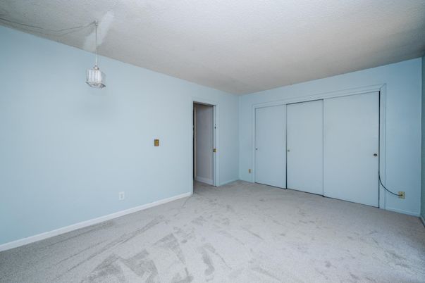 Empty room, Interior, Pendant Lights