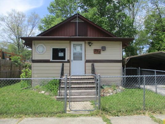 Exterior, Facade, Raised Ranch