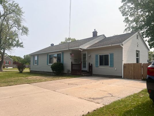 Exterior, Facade, Ranch