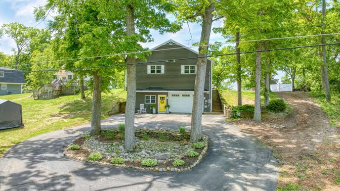 Attached, Exterior, Facade, Raised Ranch