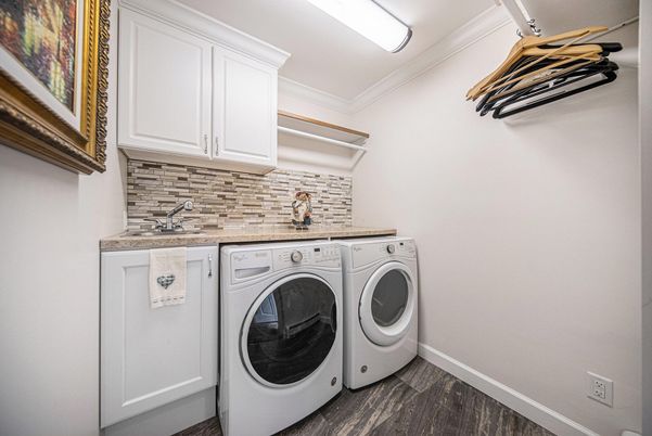 Interior, Washer, Wood Texture Flooring