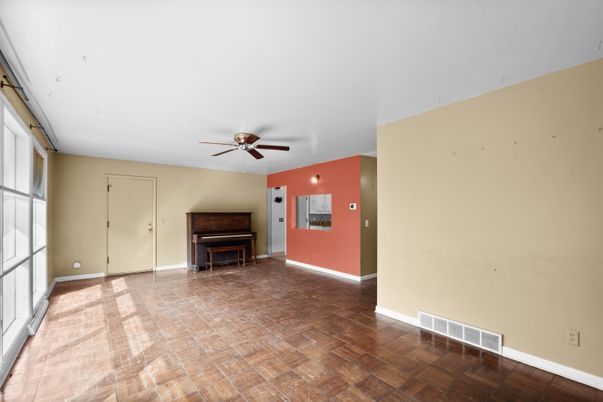 Interior, Piano