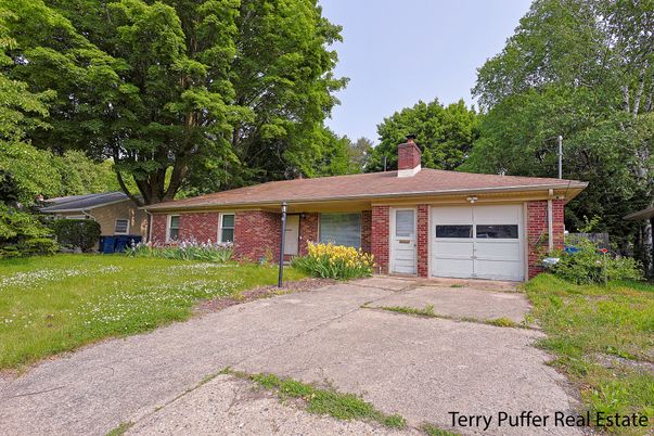 Attached, Exterior, Facade, Brick Facade, Ranch