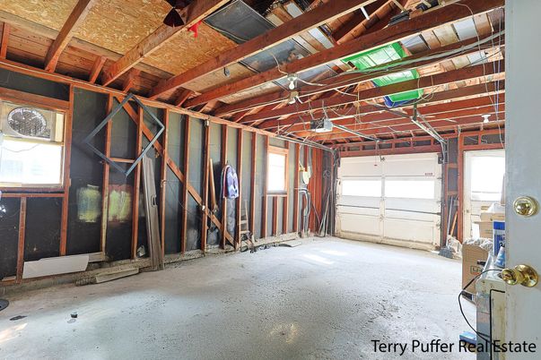 Garage, Interior, Wooden Beams