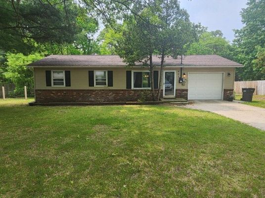 Attached, Exterior, Facade, Ranch