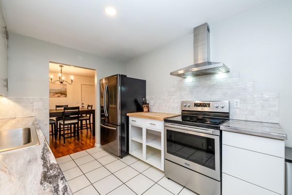 Chandelier, Dining room, Interior, Kitchen, Recessed Lighting, Stainless Steel Appliances, Wood Texture Flooring