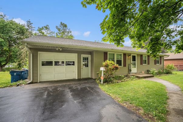 Attached, Exterior, Facade, Ranch
