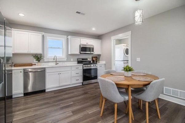 Dining room, Interior, Kitchen, Pendant Lights, Recessed Lighting, Stainless Steel Appliances, Wood Texture Flooring