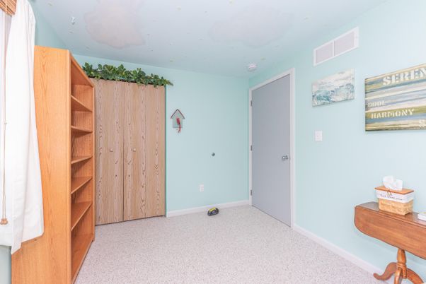 Empty room, Interior