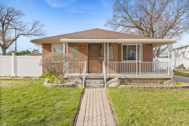 Exterior, Facade, Brick Facade, Log Home