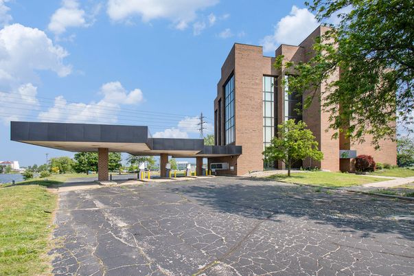 Backyard, Exterior, Facade, Brick Facade, Modern