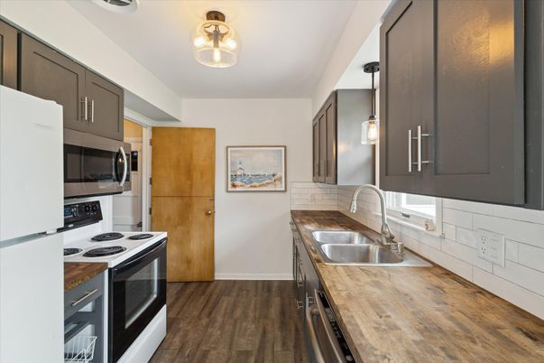Interior, Kitchen, Pendant Lights, Wood Texture Flooring