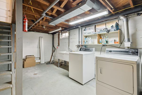 Interior, Washer, Wooden Beams