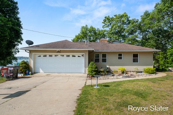 Attached, Exterior, Facade, Ranch