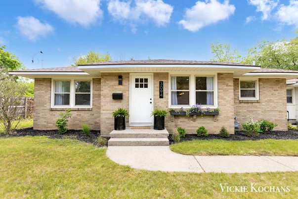 Exterior, Facade, Brick Facade, Ranch
