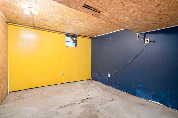 Empty room, Interior