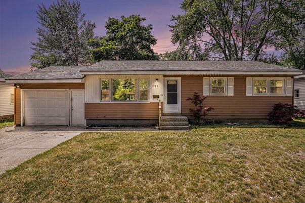 Attached, Exterior, Facade, Ranch