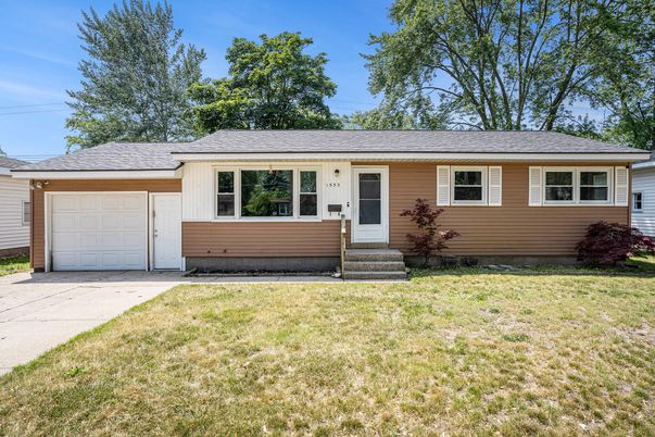 Attached, Exterior, Facade, Ranch