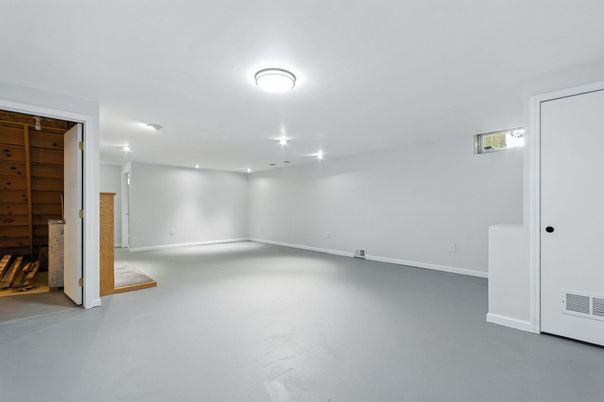 Empty room, Interior, Recessed Lighting