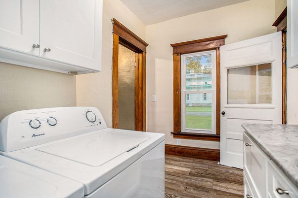 Interior, Washer, Wood Texture Flooring