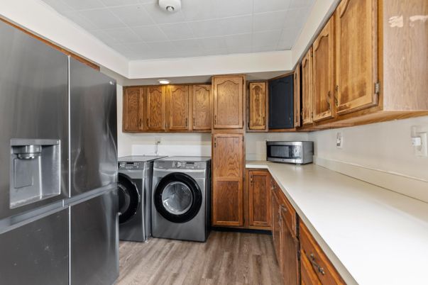 Interior, Recessed Lighting, Washer, Wood Texture Flooring