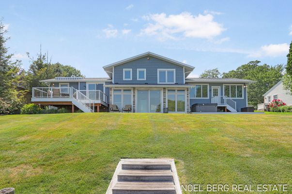 Backyard, Exterior, Facade, Split Level