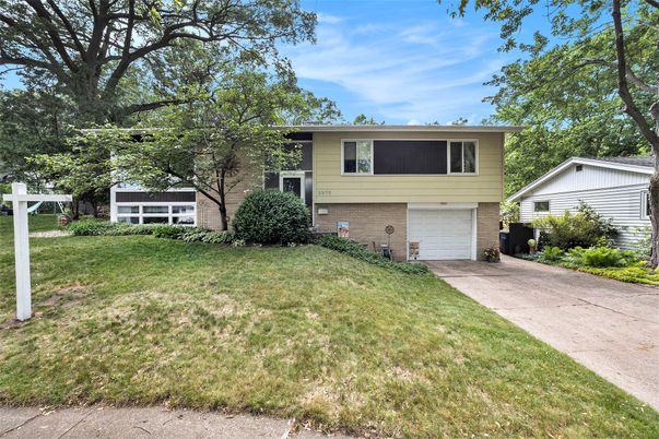 Attached, Exterior, Facade, Brick Facade, Raised Ranch