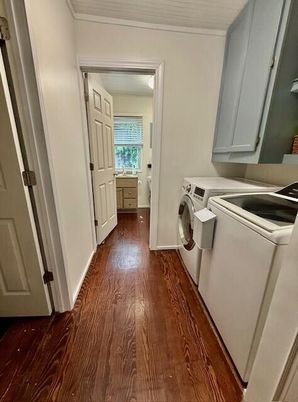 Interior, Washer, Wood Texture Flooring