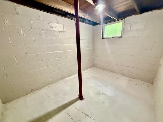 Empty room, Interior, Stone Walls, Wooden Beams