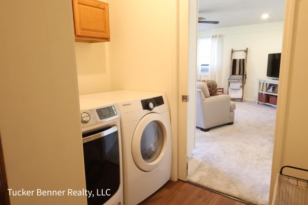 Interior, Recessed Lighting, Washer, Wood Texture Flooring
