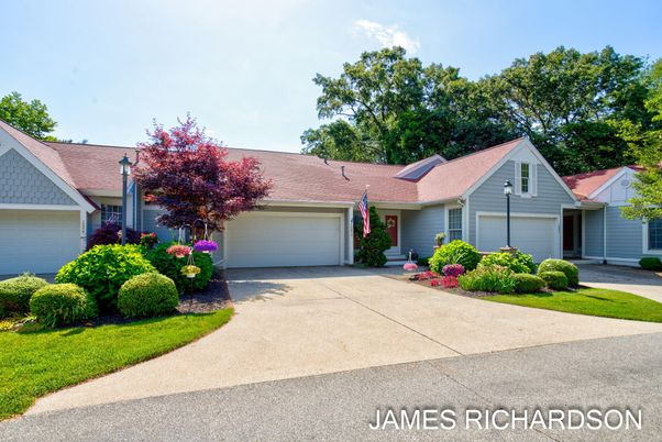 Attached, Exterior, Facade, Ranch