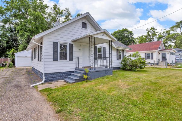 Backyard, Exterior, Facade, Cape Cod