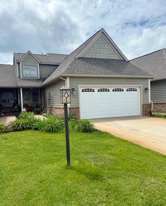 Attached, Exterior, Facade, Ranch