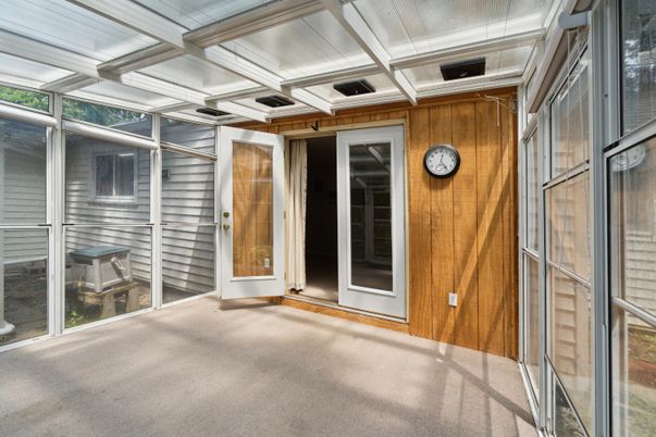 Empty room, Interior, Sun Room, Wooden Walls