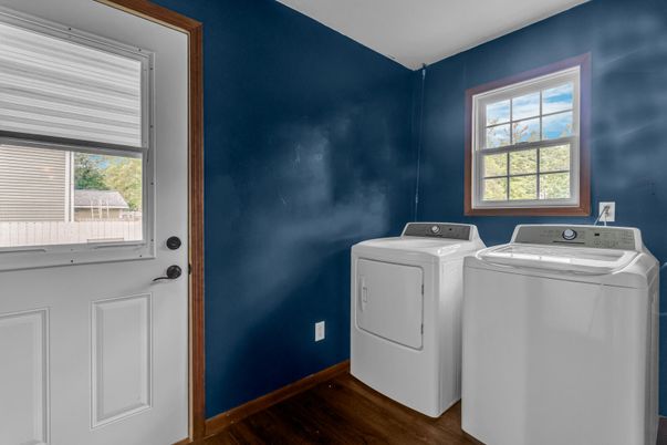 Interior, Washer, Wood Texture Flooring