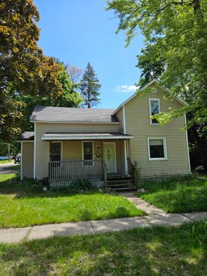 Exterior, Facade, Split Level