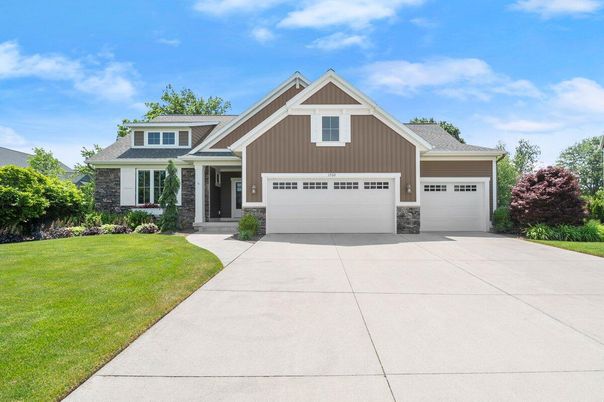Attached, Exterior, Facade, American Craftsman