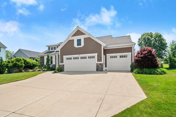 Attached, Exterior, Facade, American Craftsman