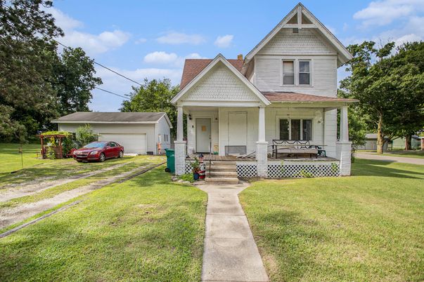 Attached, Exterior, Facade, Queen Anne Victorian