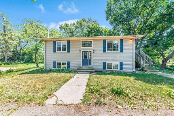 Backyard, Exterior, Facade, Raised Ranch