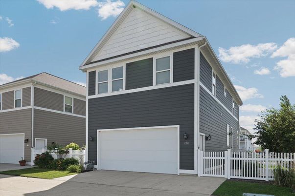 Attached, Exterior, Facade, Rowhouse