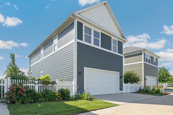 Attached, Exterior, Facade, Rowhouse