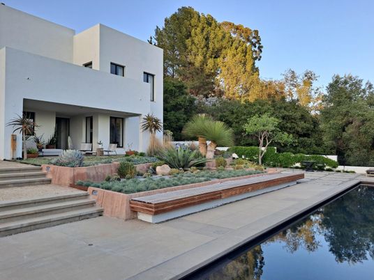 Exterior, Facade, Pool, Modern
