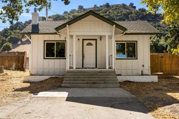 Exterior, Facade, Ranch