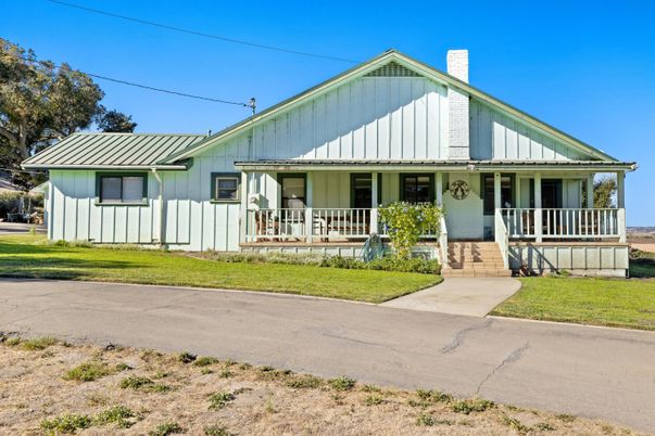 Exterior, Facade, Farmhouse