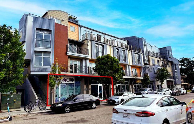 Exterior, Facade, Rowhouse